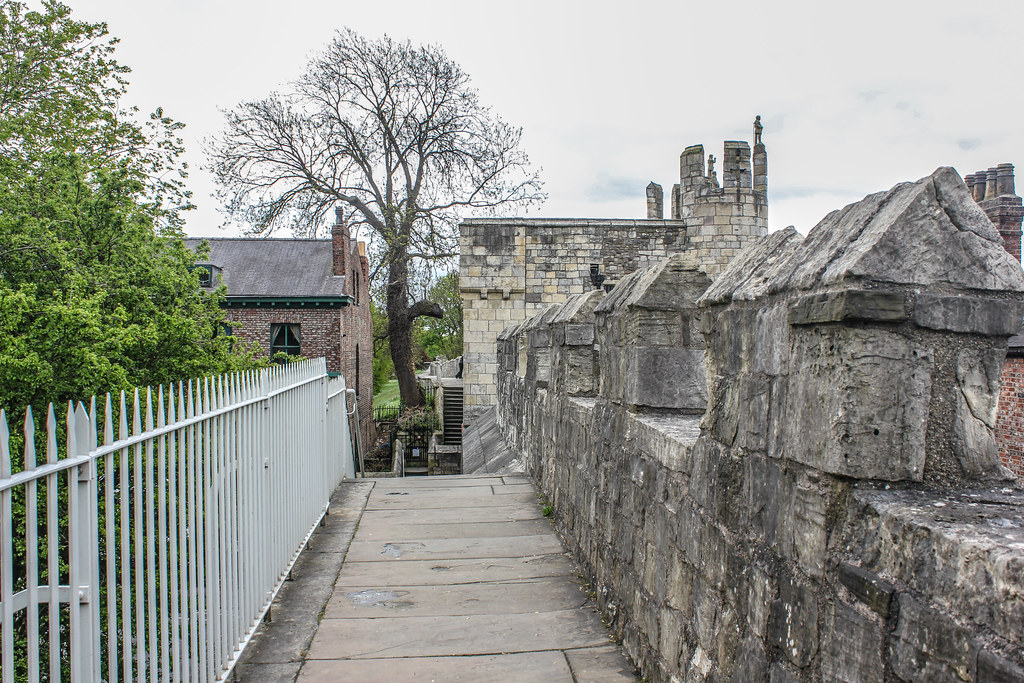 Camino peatonal a lo largo de la antigua muralla de piedra en York, Inglaterra.
