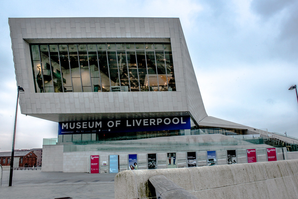Museo de Liverpool con arquitectura moderna en el paseo marítimo.