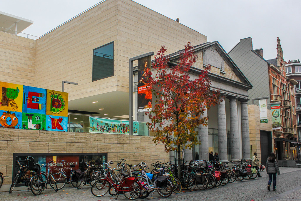 Exterior del museo M Leuven en Bélgica con arte urbano y bicicletas aparcadas.