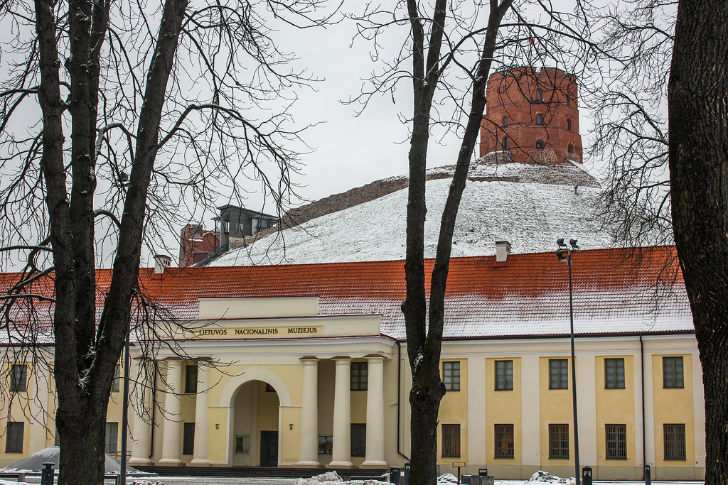 Museo Nacional de Lituania en Vilna con la Torre de Gediminas al fondo en invierno.