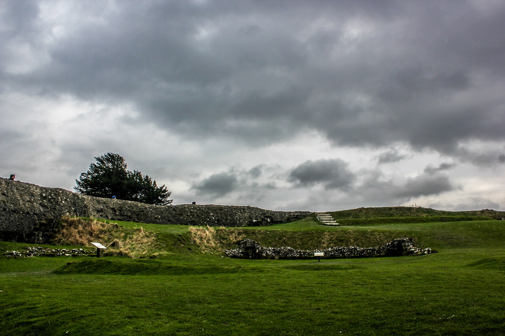 Ruinas de Old Sarum bajo un cielo nublado en Salisbury.
