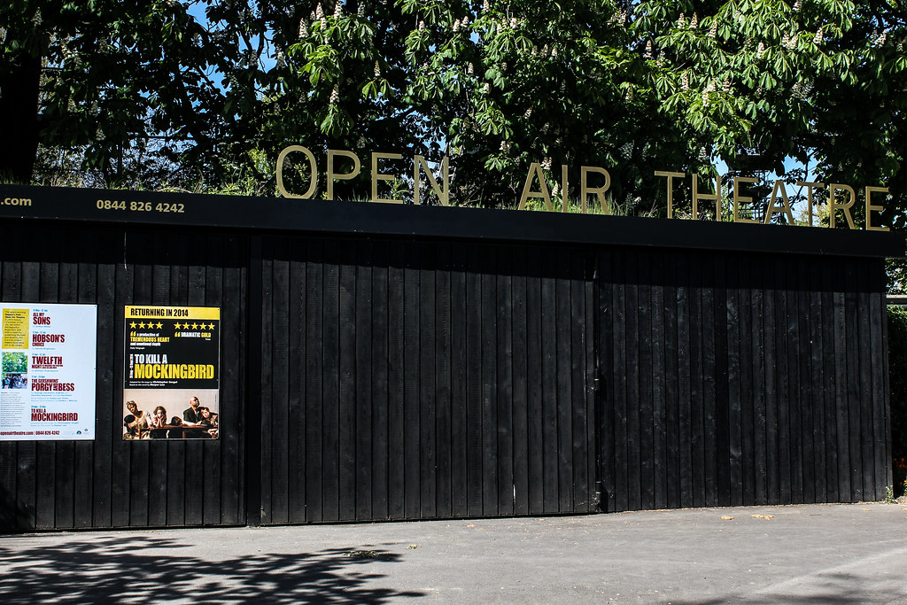 Entrada al Open Air Theatre en Regent's Park, Londres, con carteles de obras de teatro en la valla.
