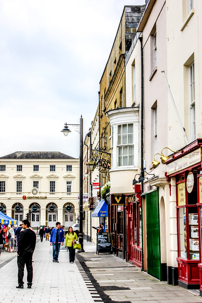 Gente caminando por Oxford Street con tiendas y el Genting Club en Southampton.