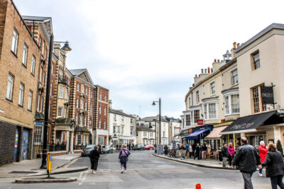 Calle Oxford Street con peatones y restaurantes en Southampton.