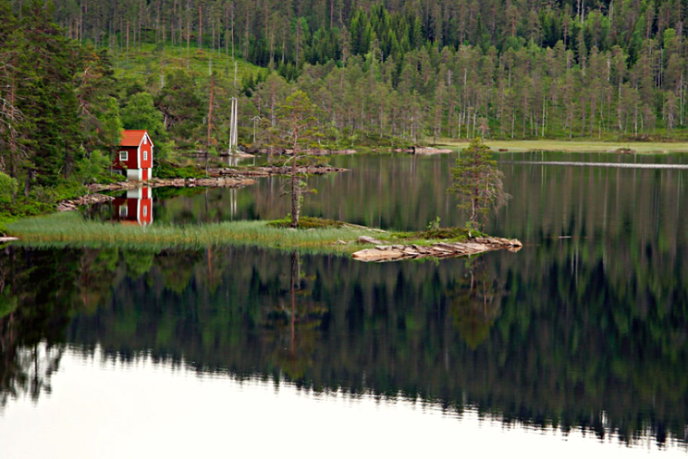 Paisaje en un lago en Noruega.