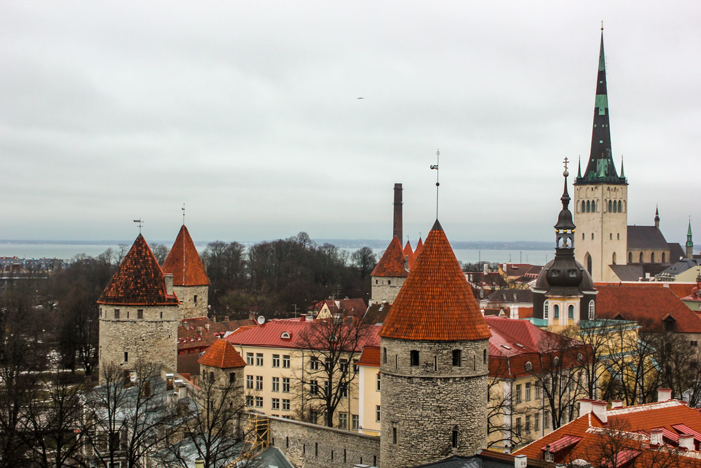 Vista de las torres medievales y la iglesia de San Olaf en el casco antiguo de Tallin, Estonia.