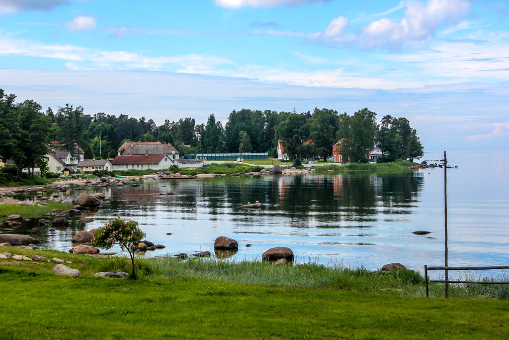 Vista panorámica de Käsmu en Estonia con casas tradicionales y rocas en la orilla del mar Báltico.
