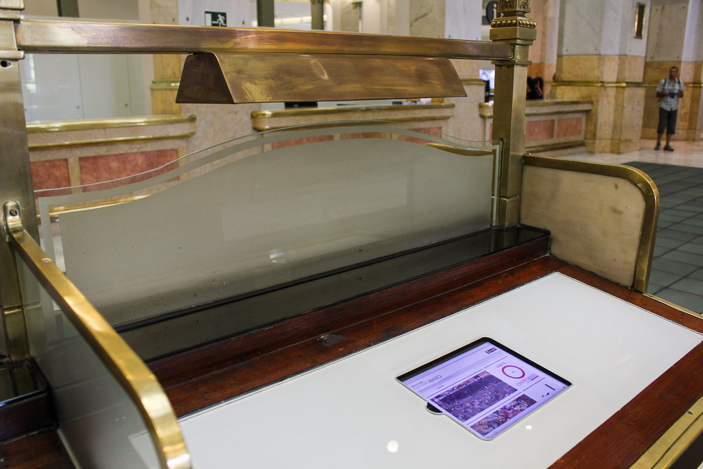Exhibición interactiva con pantalla táctil en el interior del Palacio de Comunicaciones, Madrid.