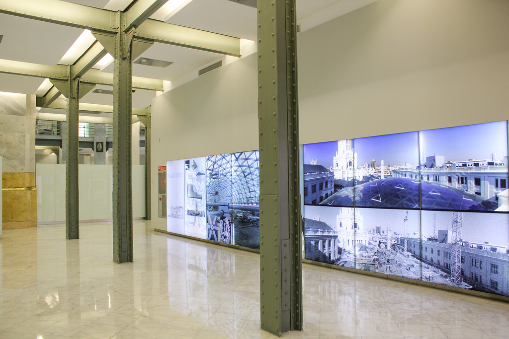 Pantalla de exposición con imágenes históricas del Palacio de Comunicaciones en CentroCentro, Madrid.