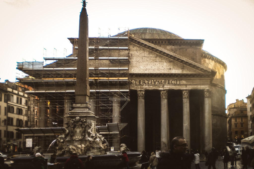 Panteón de Roma con su icónica fachada y columnas, junto a un obelisco en primer plano.