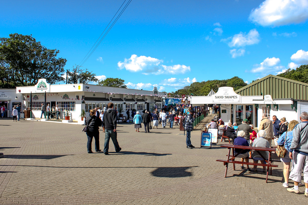 Parque de atracciones al aire libre en The Needles con puestos de comida y tiendas de regalos.