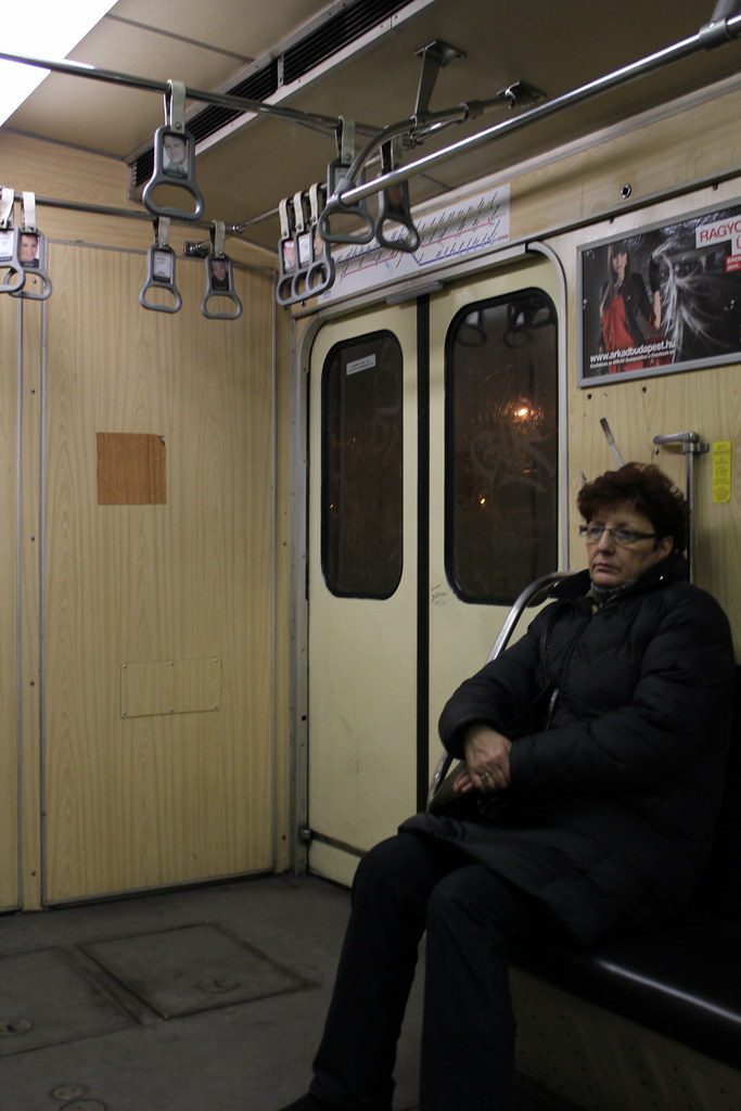 Pasajera sentada en vagón de metro antiguo en Budapest.