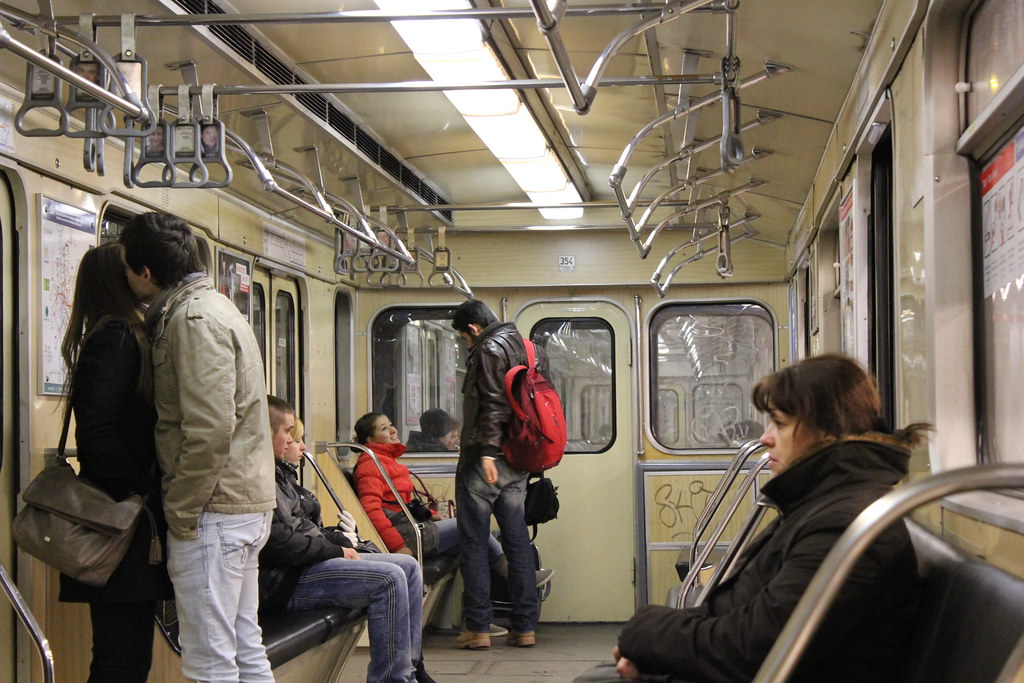 Pasajeros en vagón de metro de Budapest durante el viaje.