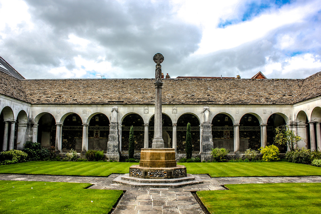 Patio con cruz central en claustro de Winchester College.