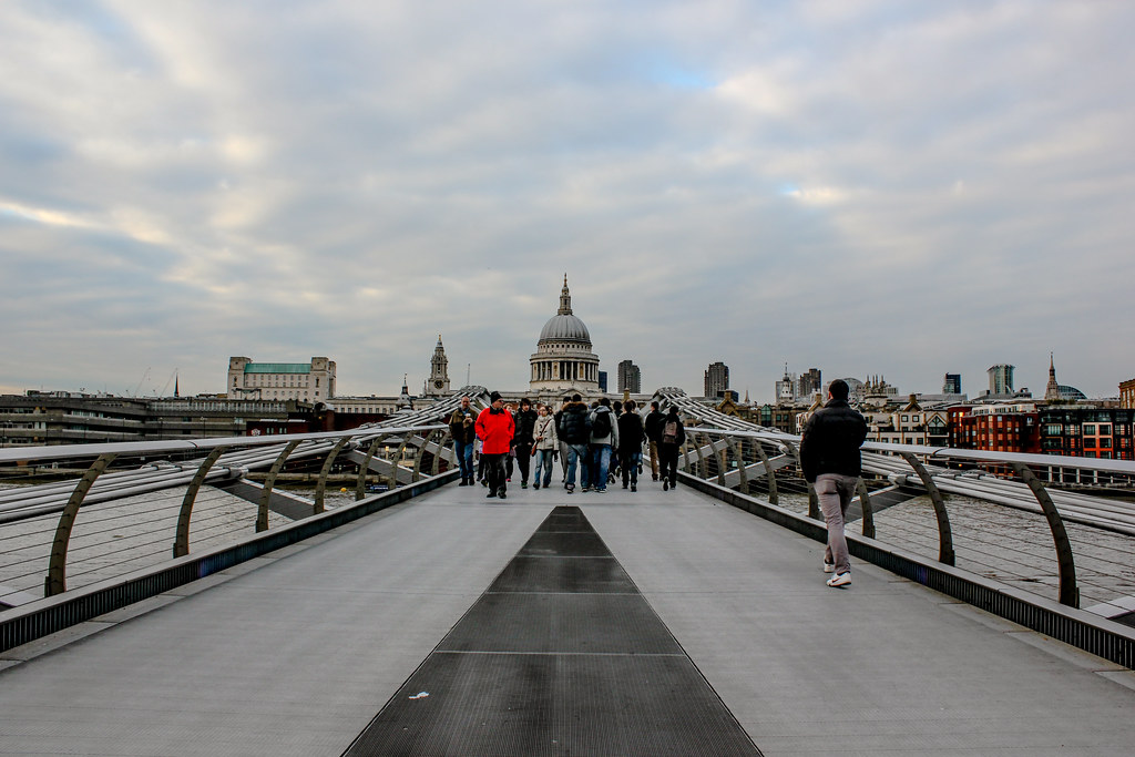 Personas caminando sobre el Puente del Milenio en Londres.