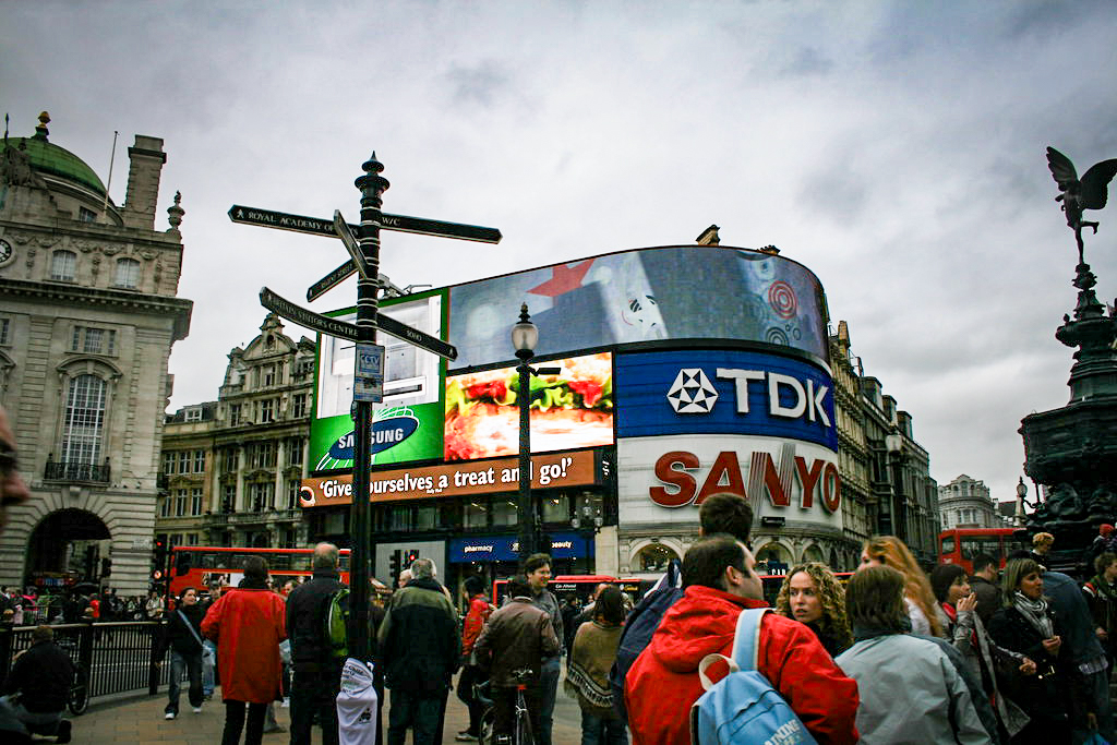 Una vista concurrida de Piccadilly Circus en Londres con pantallas publicitarias.