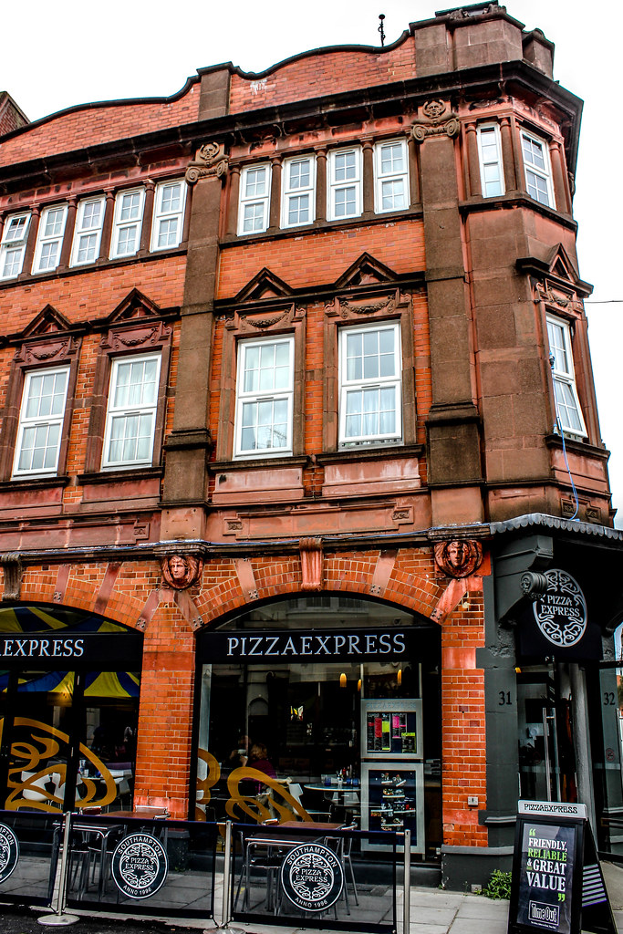 Pizza Express en Oxford Street 31, antiguo estanco de A. E. Bannister.