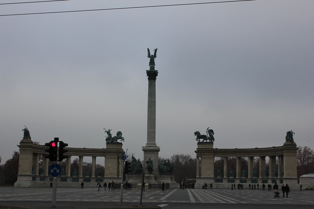 Plaza de los Héroes en Budapest en un día nublado con columnas y estatuas ecuestres.