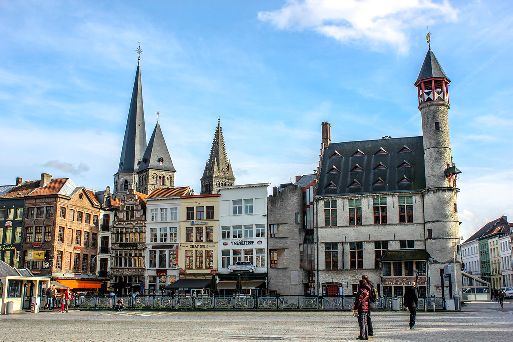 Plaza Korenmarkt en Gante con la torre del antiguo puesto de vigilancia y fachadas coloridas.