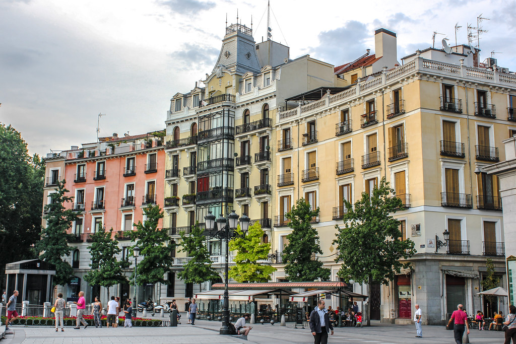 Fachadas coloridas de edificios en la Plaza de Oriente, Madrid.