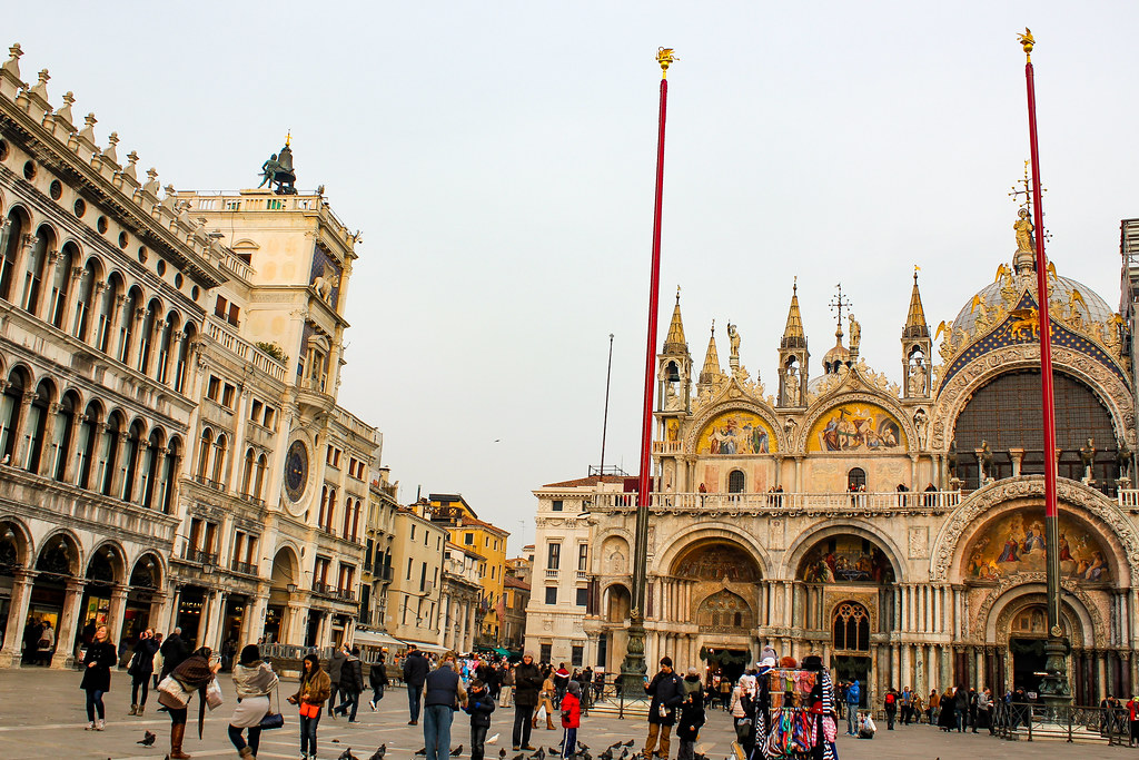 Turistas en la Plaza de San Marcos con la Basílica y el Palacio Ducal al fondo en Venecia.