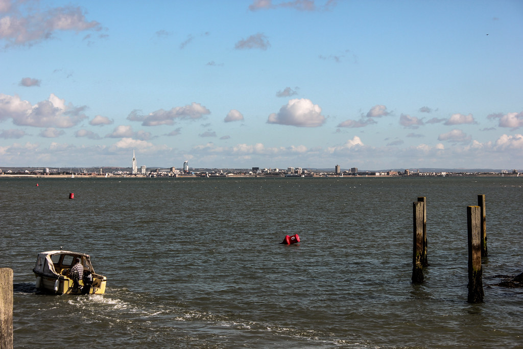 Vista de Portsmouth desde Ryde con un bote en primer plano.