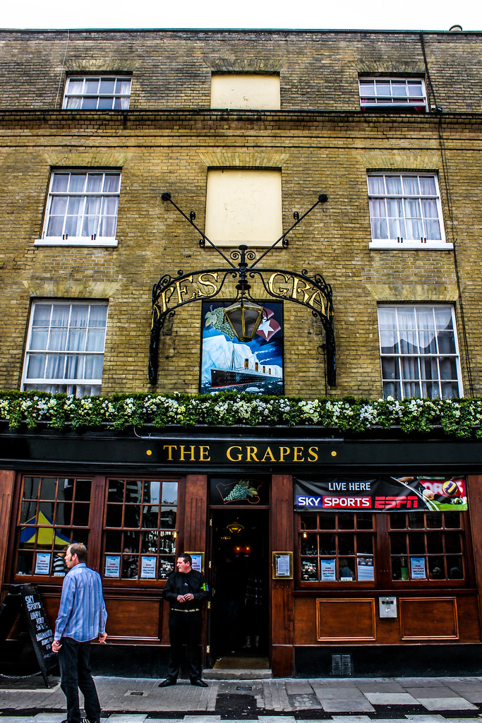 Fachada del pub The Grapes en Southampton.