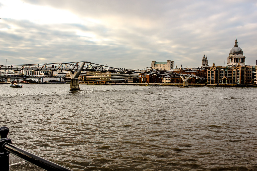 Vista del Puente del Milenio y la Catedral de San Pablo en Londres.