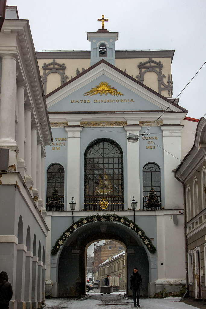 La Puerta del Alba con inscripción 'Mater Misericordia' en Vilna, Lituania, en invierno.