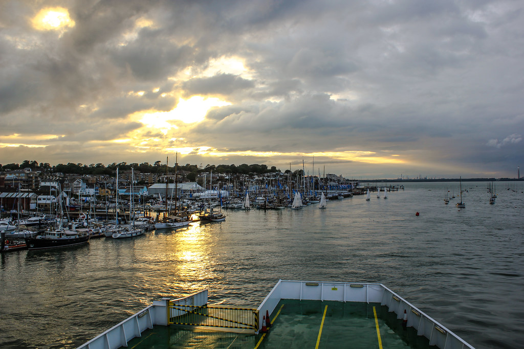 Puesta de sol sobre Cowes vista desde la popa de un ferry.