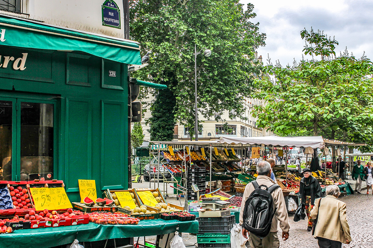 Puestos callejeros de fruta en la Rue Mouffetard.