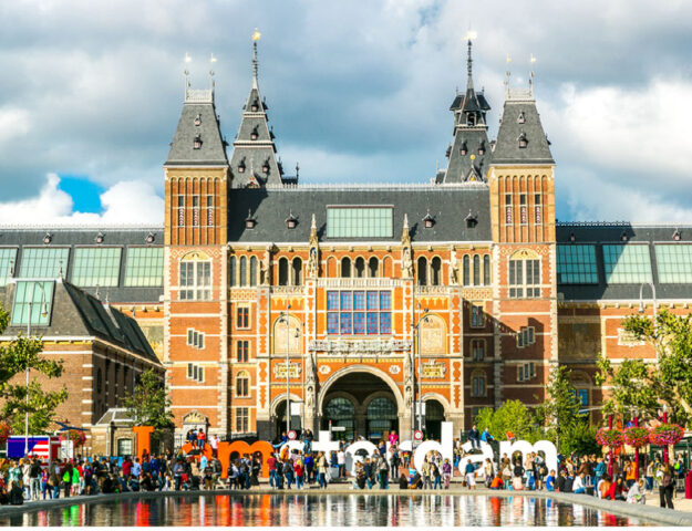 Rijksmuseum de Ámsterdam, capital de Países Bajos.