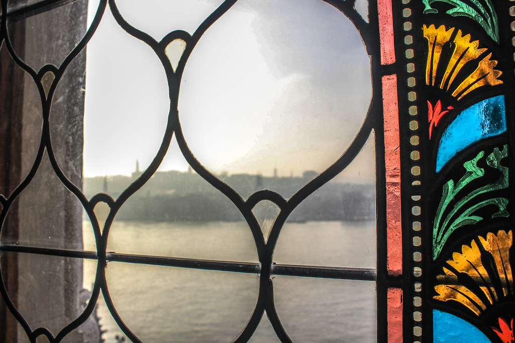 Vista del río Danubio a través de la vidriera artística del Parlamento de Budapest.