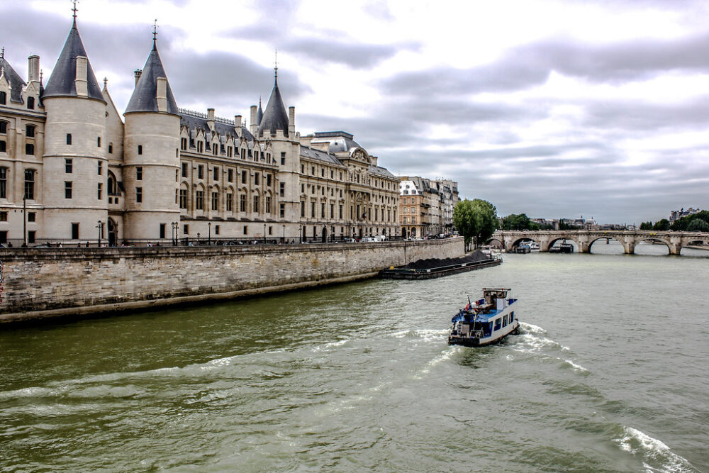Río Sena a su paso por el centro de París, capital de Francia.