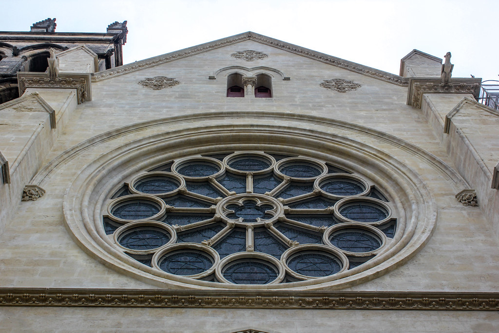 Rosetón de la fachada de la Catedral de Saint-Pierre de Montpellier, detalle de la arquitectura gótica.