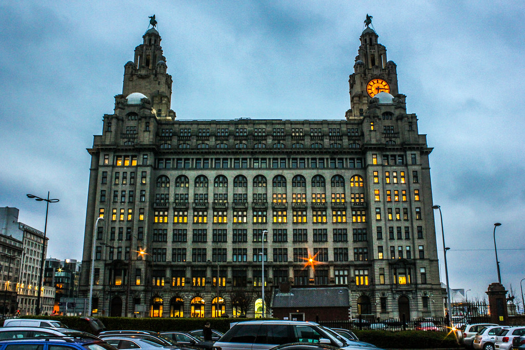 Fachada del Royal Liver Building en Liverpool al anochecer.
