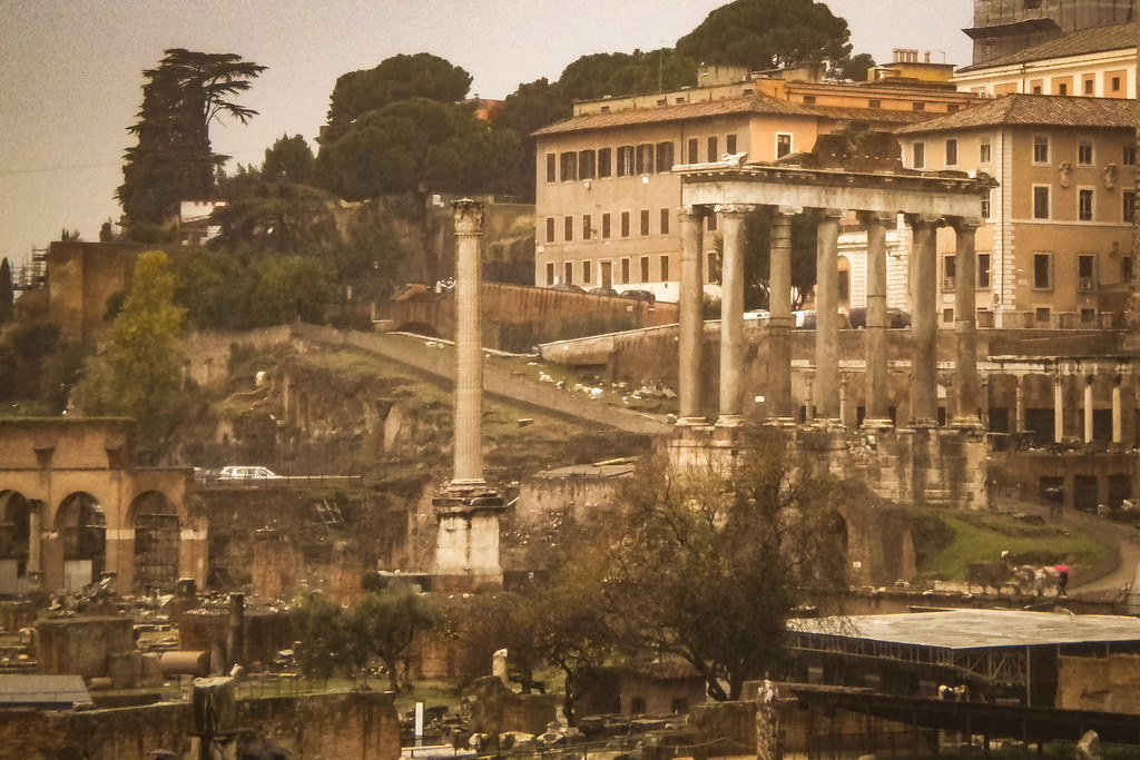 Ruinas del Foro Romano con columnas antiguas y edificios históricos en Roma.