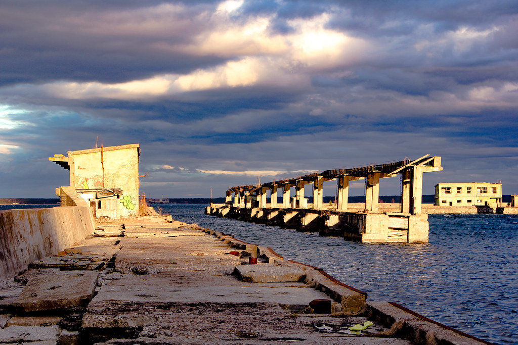 Ruinas del puerto de submarinos de Hara al atardecer con cielo nublado.