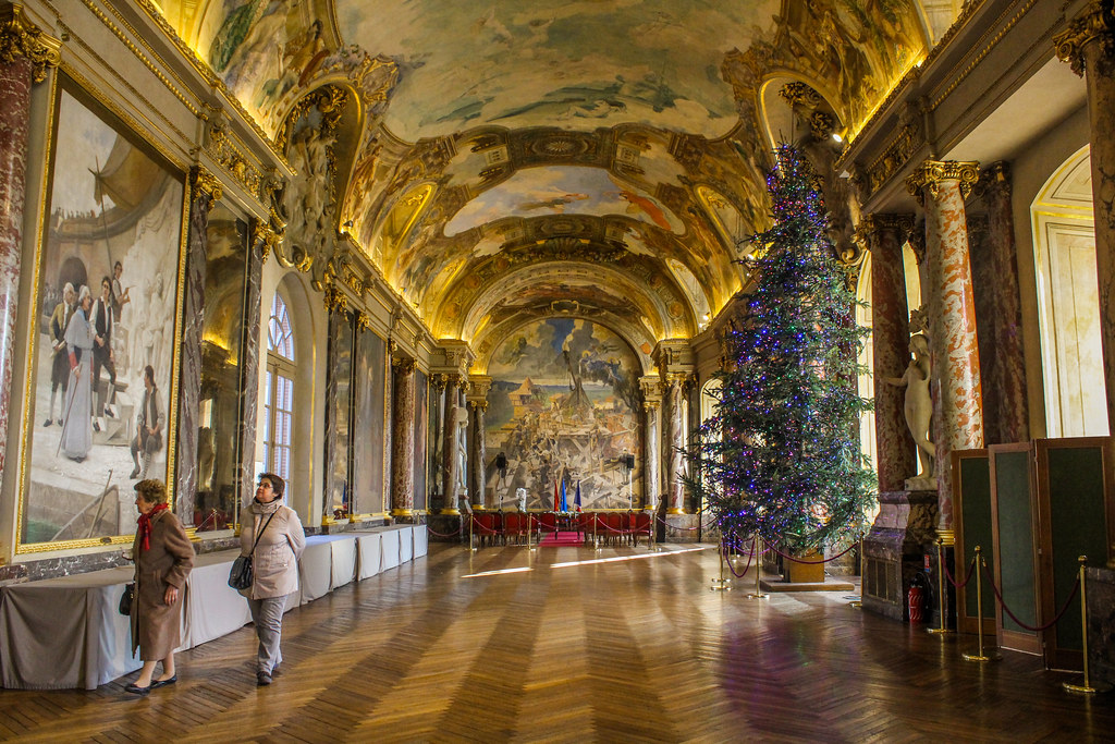 Sala de los Ilustres en el Capitolio de Toulouse con techo pintado y árbol de Navidad.