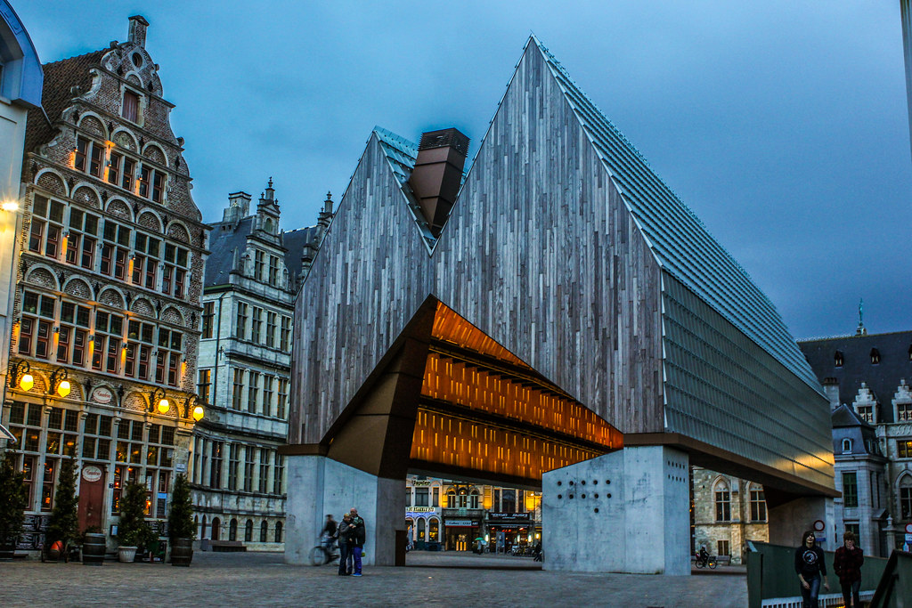 Edificio moderno del Stadshal en contraste con la arquitectura clásica en Gante.