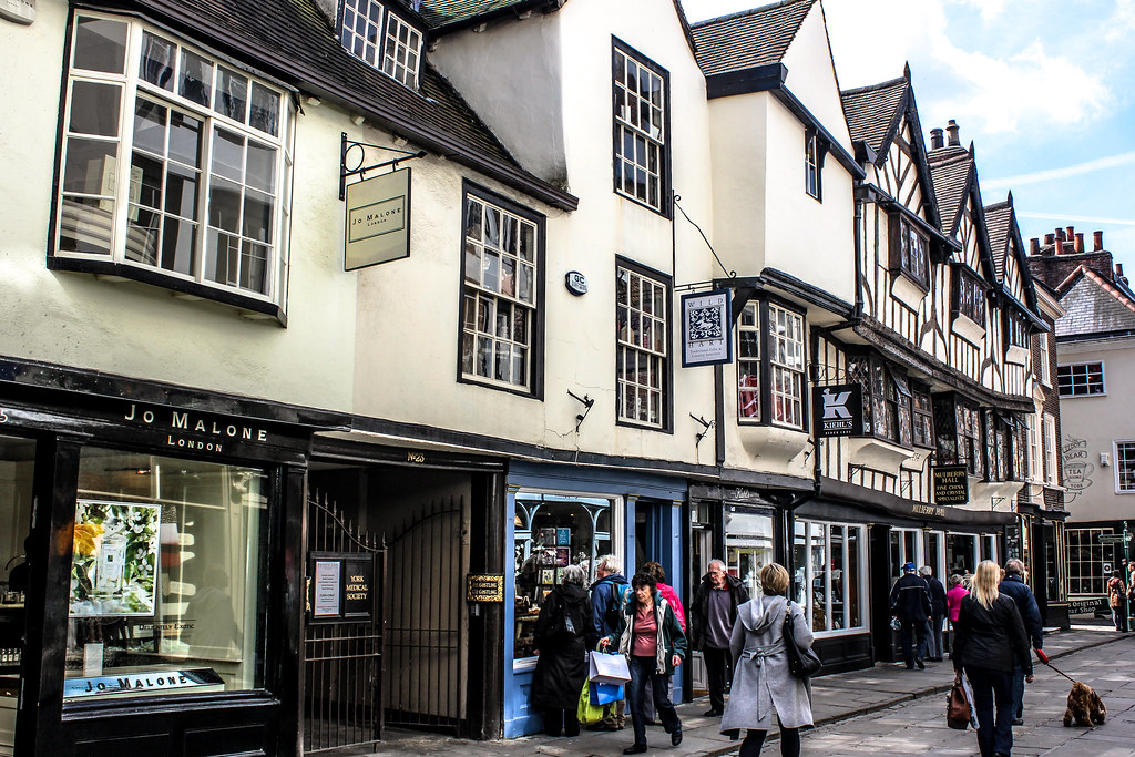 Calle Stonegate con tiendas y arquitectura tradicional en York, Inglaterra.