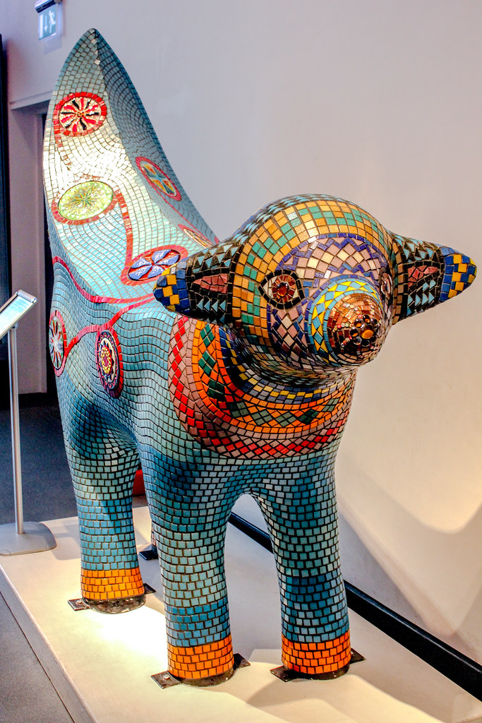 Superlambanana de mosaico colorido en exposición en Liverpool.
