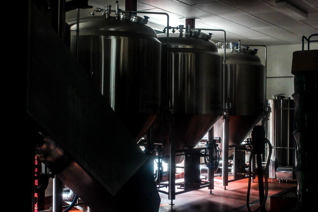 Tanques de acero inoxidable para fermentación en la cervecería artesanal.