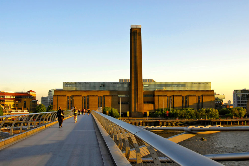 Tate Modern visto desde el Millenium Bridge.