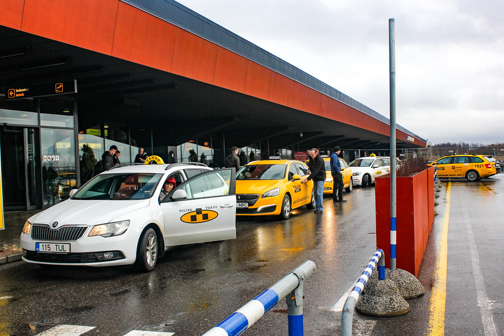 Taxis esperando en la zona de llegadas del Aeropuerto de Tallin en un día lluvioso.