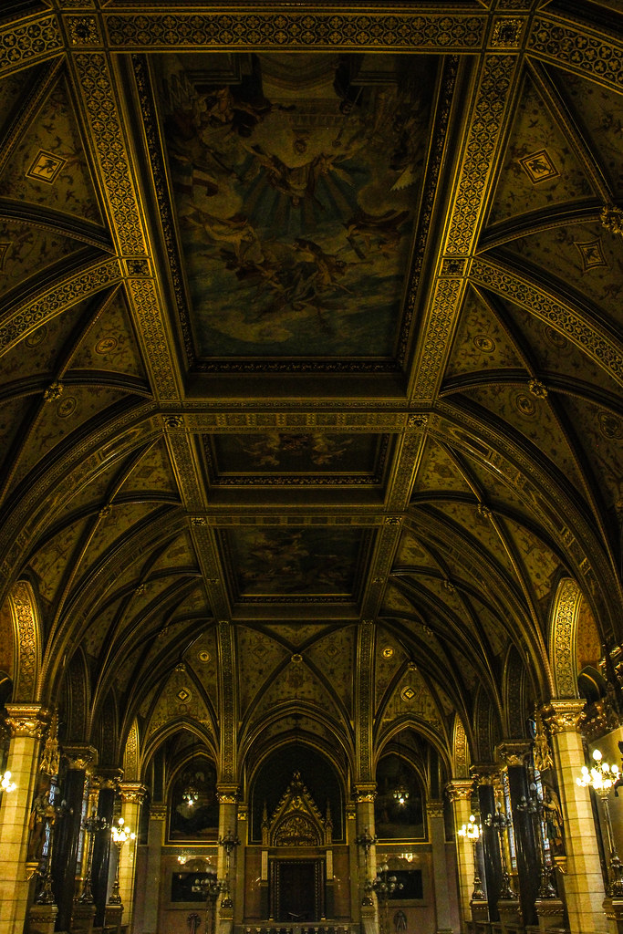 Techo abovedado con frescos en la cámara del Parlamento de Budapest.