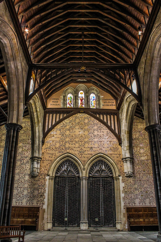 Techo abovedado y vitrales en el interior del Gran Salón de Winchester.