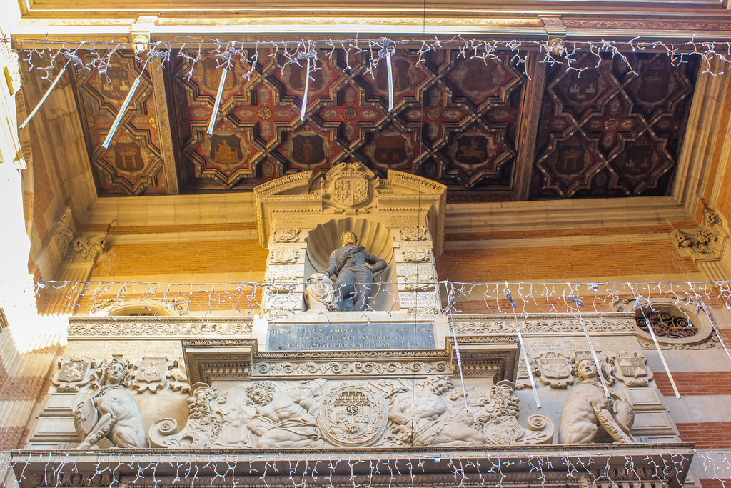 Techo artesonado y escultura en la fachada del Capitolio de Toulouse, Francia.