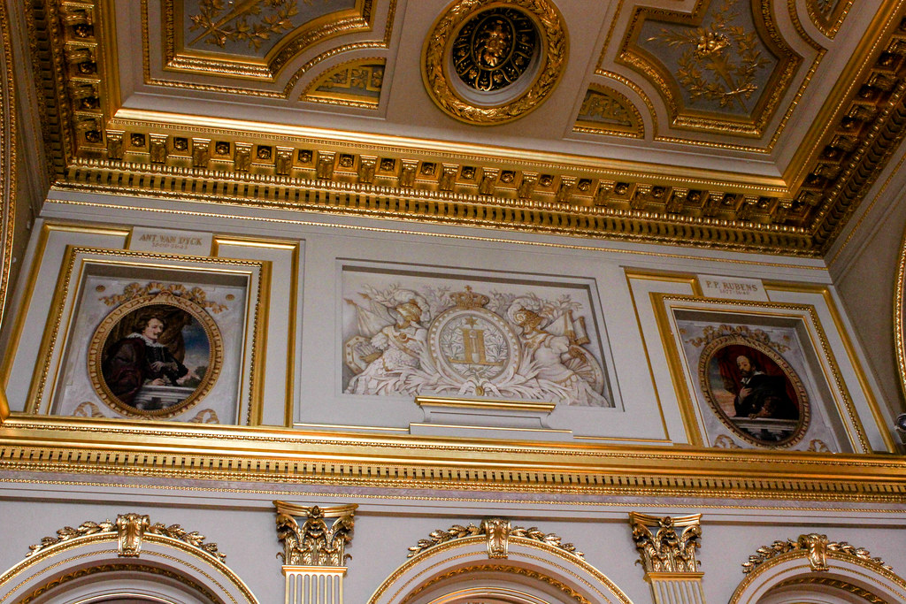 Techo dorado con detalles de relieve y retratos de Anton van Dyck y Peter Paul Rubens en el Palacio Real, Bruselas.