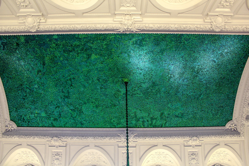 Techo de la Sala de los Espejos del Palacio Real de Bruselas cubierto de bupréstidos verdes tailandeses.